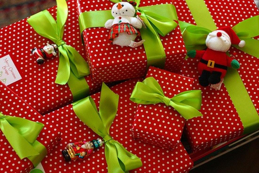 Украсить подарок на новый. Подарки и упаковка. Упаковка новогодних подарков. Упаковка подарков на новый год детям. Красивая упаковка подарков.