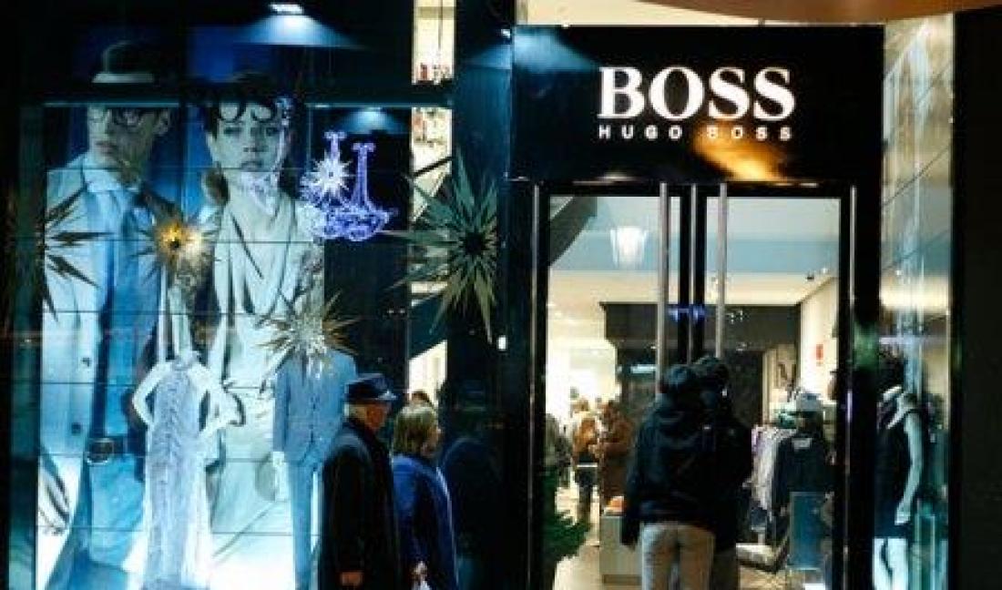 Bossy магазин. 1 Бутик Хьюго босс. Hugo Boss Barcelona shop. Витрина магазина Hugo. Магазин босс в Москве.