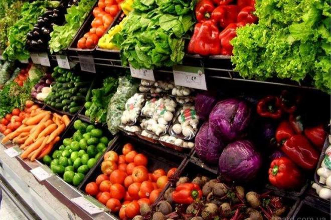 Куплю овощи свежие. Овощи и фрукты на рынке. Овощи на прилавке. Овощи борщевого набора. Овощной прилавок.