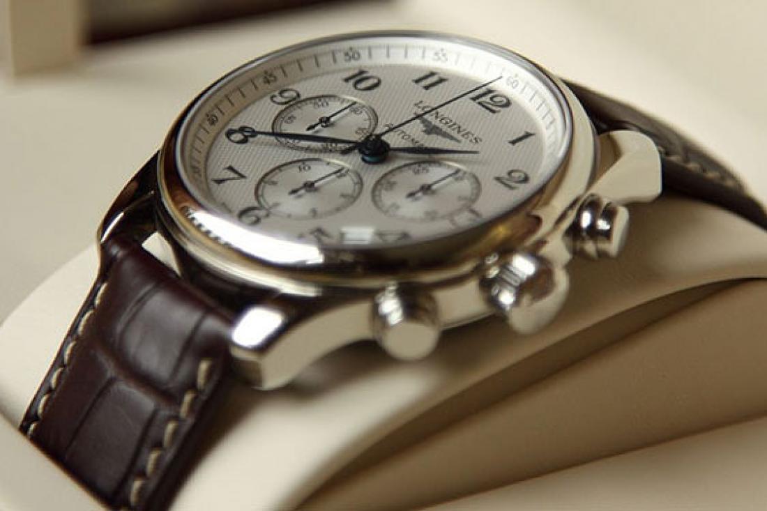 Эксклюзивные производители. Часы мужские швейцарские бренды Longines реклама. Производство часов. Швейцария часы производство. Лонжин часы мужские реальный размер.