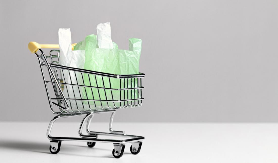 Одноразовые пластиковые пакеты в магазинах могут стать платными .