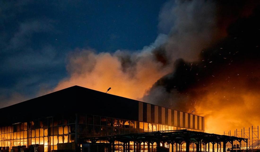 У Херсоні внаслідок обстрілу знищено торговий центр «Епіцентр»