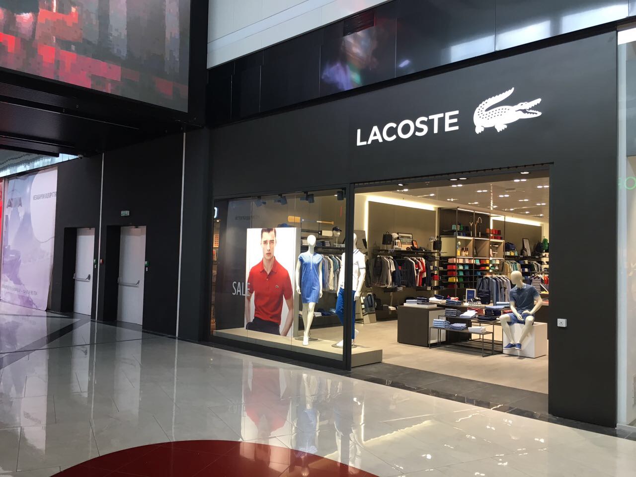 Фабрика брендов франшиза отзывы. Lacoste Mall. Магазин одежды Lacoste. Известные брендовые магазины. Бутик лакост.