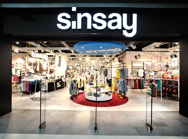 Сайт sinsay интернет магазин. Сенсей магазин. Бренд одежды Sinsay. Sinsay логотип. Sinsay интернет магазин детской одежды.