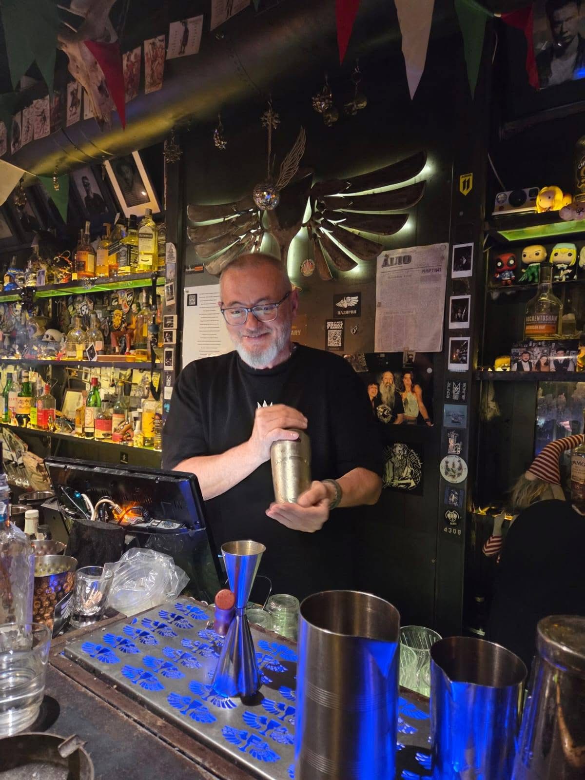 Володимир за барною стійкою 