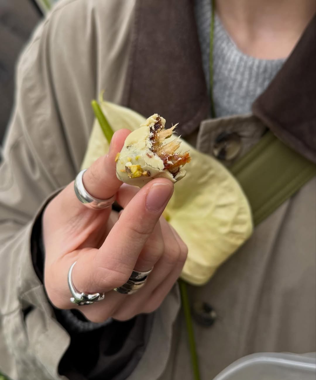 Десерт фінік у руці 