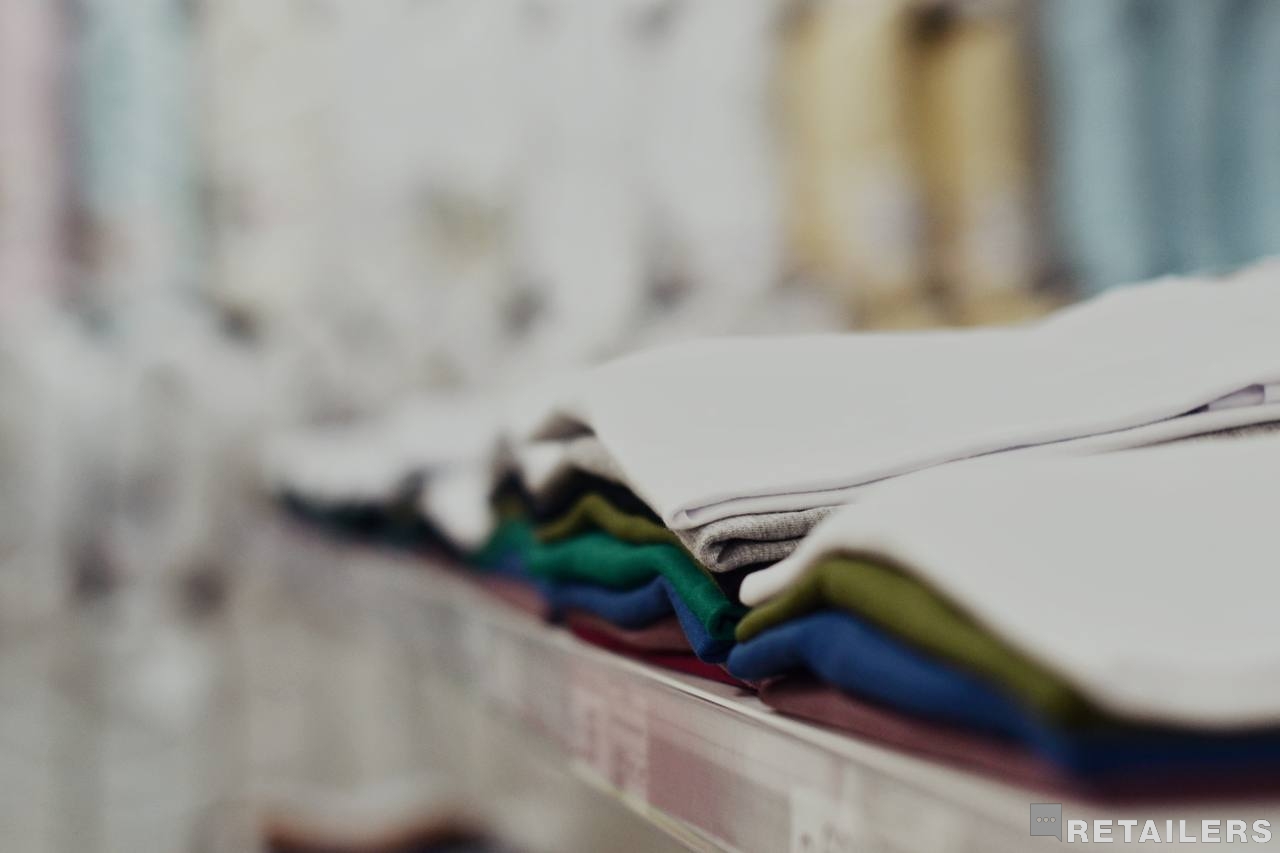 Полиці у магазині Ярослав