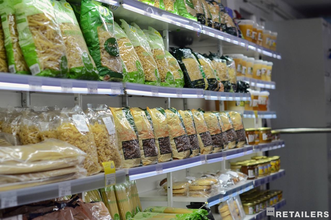 Лице з харчовими продуктами у магазині Ярослав 